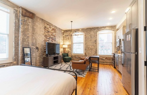 Frankfort Hotel | King Room Summary: Hi