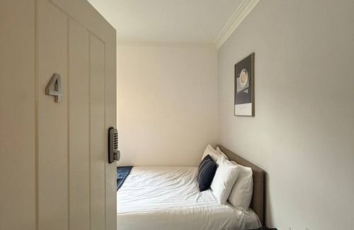 Redcar Bed & Breakfast | King Room w/Ensuite | Perfect for Contractors