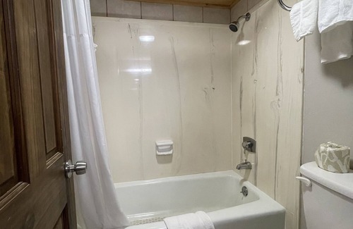 Gatlinburg Hotel | King Room with Jacuzzi