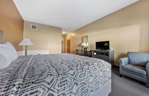 Put-in-Bay Hotel | King Room with Jetted Tub & Lakeview