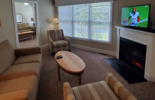 Lackey House | King's Creek Townhome 2: Sleeps 6. Welcoming, spacious, perfect location!