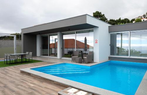 Estreito da Calheta Villa | King´s Paradise (Heated Pool and Sea View)