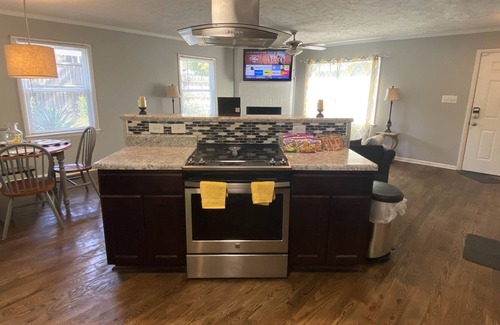 Terry Sanford House | King-size, 4 BD, Full Kitchen with Fire Pit in backyard