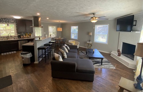 Terry Sanford House | King-size, 4 BD, Full Kitchen with Fire Pit in backyard