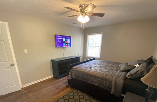 Terry Sanford House | King-size, 4 BD, Full Kitchen with Fire Pit in backyard