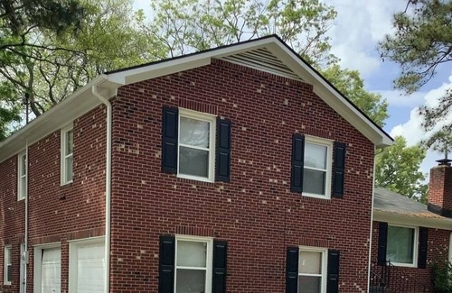 Terry Sanford House | King-size, 4 BD, Full Kitchen with Fire Pit in backyard