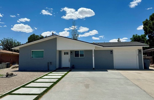 Biggs Field House | King size bed and 7 min away from Cielo Vista, El Paso's airport and Fort Bliss!