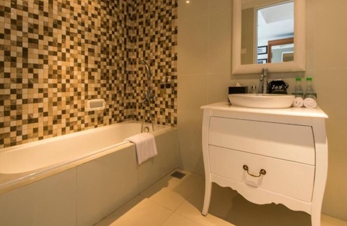 Kartika Plaza Hotel | King Size Bed Boutique Hotel in the center of Kuta