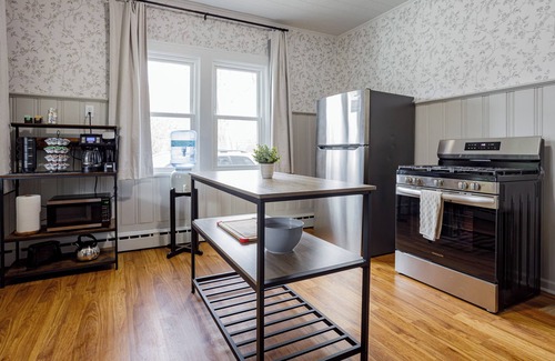 Lockport Apartment | King Size Bed, Near Hwy, Work Desk, Parking Just A Few Feet Away