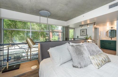 East Village Apartment | King Size Luxury Loft Petco-Park-Downtown SD