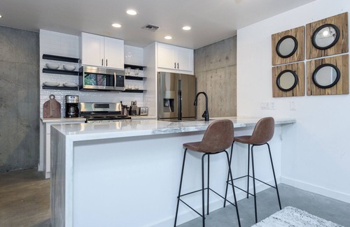 East Village Condo | King size luxury loft condo Petco-Park-Downtown SD
