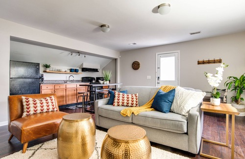 12 South Apartment | King Size Stylish Apt 10 min to city center; Ideal for longer stays