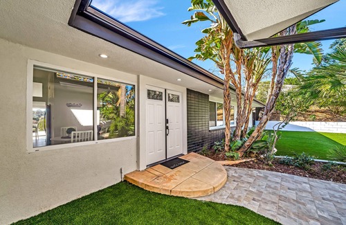 Woodland Hills House | King-size Suite House W/Amazing Valley View & Jacuzzi!