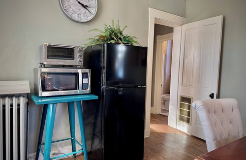 Walnut Hills Condo | King-Sized Condo - Great Location - Steps to Cafes & Restaurants