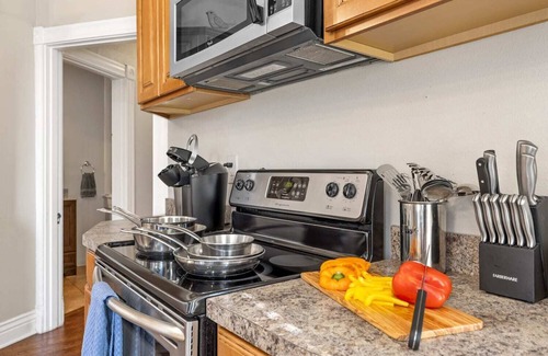 Shelby Park Apartment | KING Sleep8 4Bed 2BR 2 BA Swepson Hideaway 202