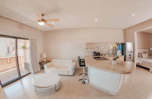 Libertad Apartment | King Studio Escape Pool & Ocean View