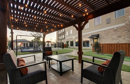 The Colony Apartment | King Studio. Free Breakfast Buffet & Pool Access.