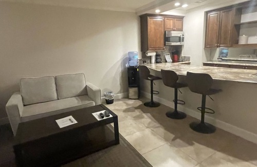 Palm Desert Resort | King Studio in shadow Mountain Resort and Club. Travel Nurses Welcome!