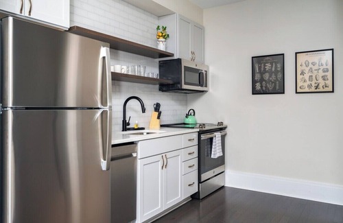 Downtown Louisville Apartment | King Studio, Lofted Twin, Hancock House Louisville