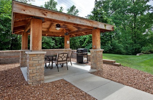 Columbia Apartment | King Studio near the University of Missouri | Fitness Center + Free Daily Breakfast