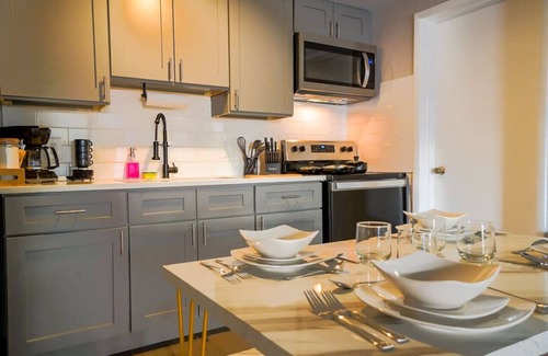 Columbus Apartment | King Suite - 10 mins to Ft Moore