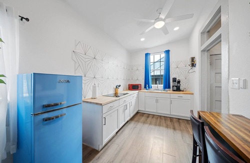 Alta Vista Apartment | King Suite 30+ Day Stay l Near Downtown & Airport