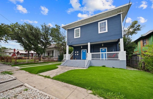 Alta Vista Apartment | King Suite 30+ Day Stay l Near Downtown & Airport