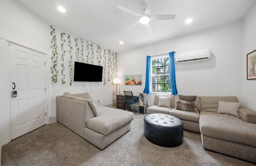 Alta Vista Apartment | King Suite 30+ Day Stay l Near Downtown & Airport