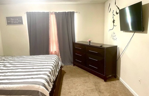 Clarkdale Apartment | King suite 3BDRM 2Bath 5 beds 15 mins from downtown Atl & Mercedes-Benz Stadium