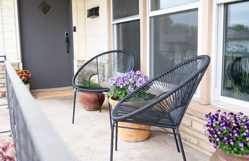 Mayo Meadow House | King Suite | EXPO | Hot Tub | Ping-Pong | Spacious