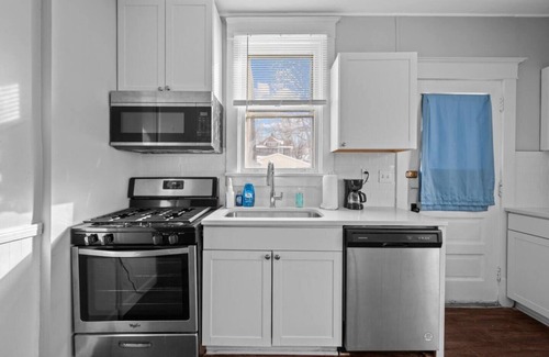 Davenport Apartment | King Suite, Firepit, bsmnt, W/D!