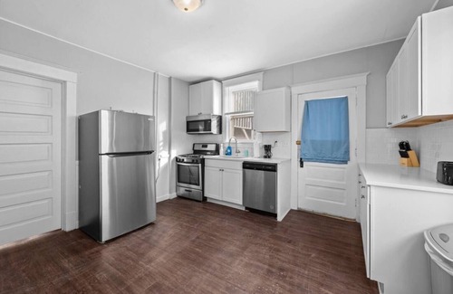 Davenport Apartment | King Suite, Firepit, bsmnt, W/D!