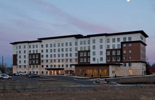 Overland Park Apartment | King Suite. Free Breakfast. Pool. Shared BBQ. Gym. Great for Business Travelers!