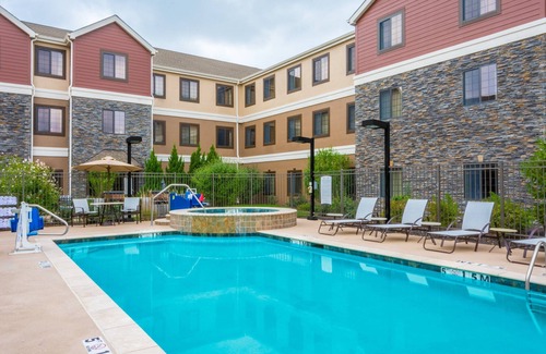 Independence Condo | King Suite. Free Breakfast. Outdoor Pool & Hot Tub. Near Centerpoint Medical Center!