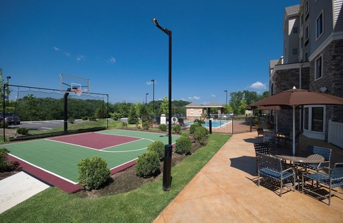 Concordville Condo | King Suite. Free Breakfast. Seasonal Outdoor Pool. Gym. Close to Longwood Gardens!