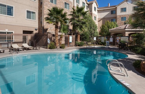 Las Cruces Condo | King Suite. Free Breakfast. Hot Tub. Near New Mexico State University!