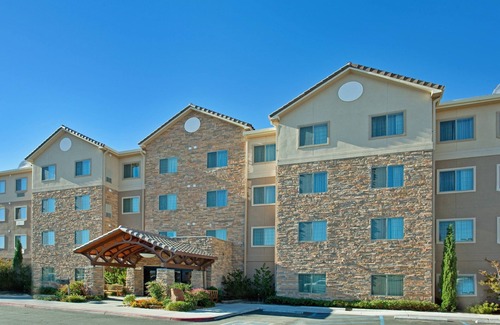 Las Cruces Condo | King Suite. Free Breakfast. Hot Tub. Near New Mexico State University!