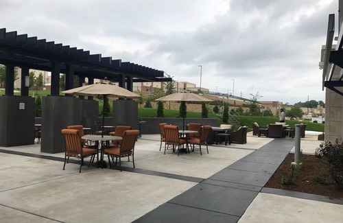 Madison Apartment | King Suite. Free Breakfast. Pool with a Slide. Near Olbrich Botanical Gardens!