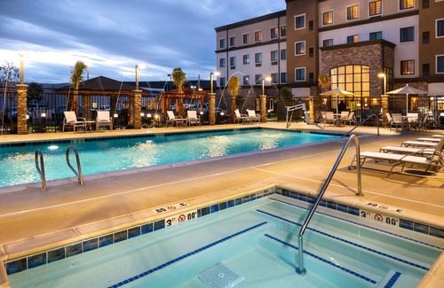 St. George Apartment | King Suite | Free Breakfast + Pool & Hot Tub Acess. Couples Retreat!