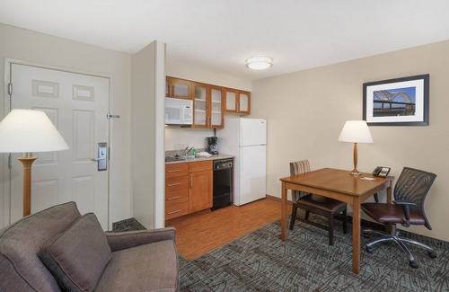 White Station Apartment | King Suite. Free Breakfast. Outdoor Pool. Gym. Relaxing Retreat!