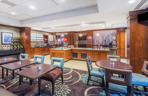 White Station Apartment | King Suite. Free Breakfast. Outdoor Pool. Gym. Relaxing Retreat!