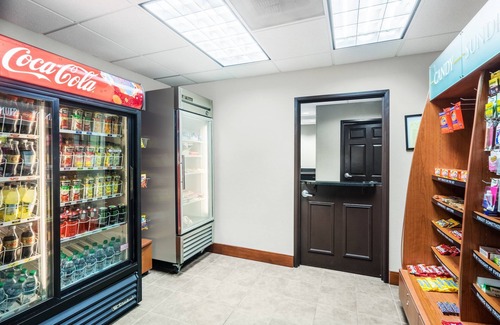 White Station Apartment | King Suite. Free Breakfast. Outdoor Pool. Gym. Relaxing Retreat!