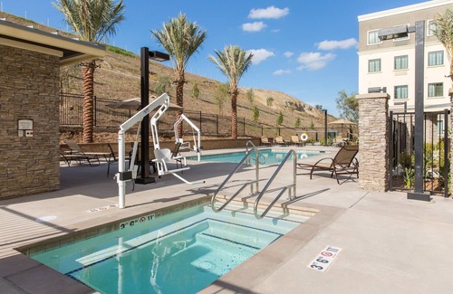 Corona Apartment | King Suite. Free Breakfast. Pool & Hot Tub. Gym. Great for Business Travelers!