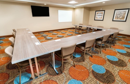 Newark Condo | King Suite. Free Breakfast. Pool. Shared BBQ. Great for Business Travelers!