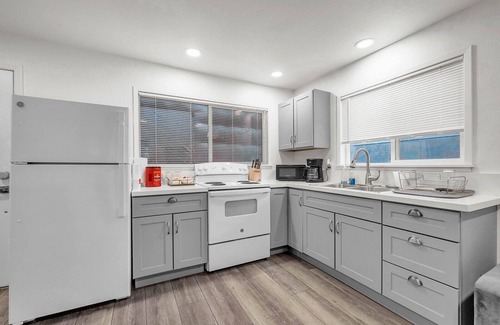 Citrus Heights House | King Suite House guest house, heated pool, spa, pool table, ping pong