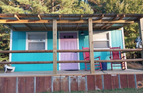 Hubert Cottage | King Suite Minutes to Beach Shopping Nature Trails Boating Historic Sites