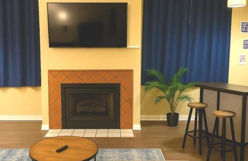 Downtown Cleveland Apartment | King Suite Playhouse SQ DT, RockHall, CSU, Clinic