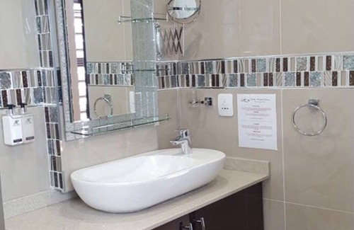 Greater Johannesburg Metropolitan Area House | King Suite [Pool View]