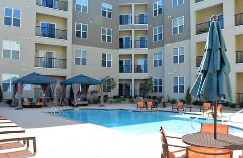 Central West End Apartment | King Suite- Prime CWE Spot w/Lux Amenities (315)