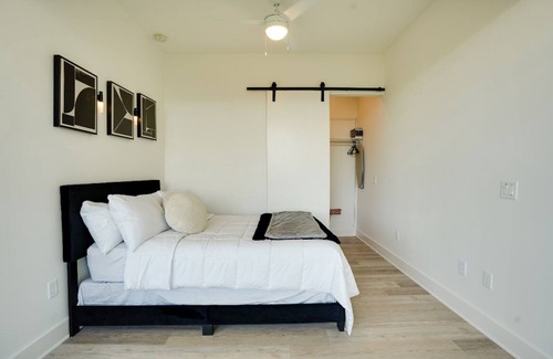 Oak Cliff Apartment | King Suite resort pool ,Gym ,Coffee Bar
